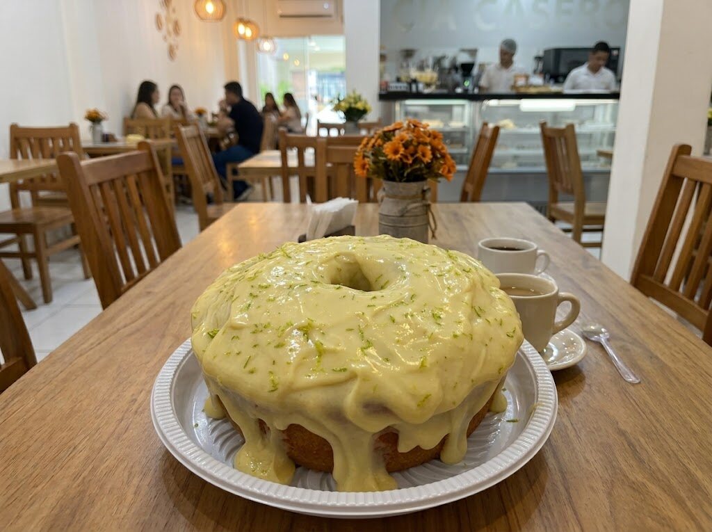 Bolo de limão da Cia Casero, na mesa do salão