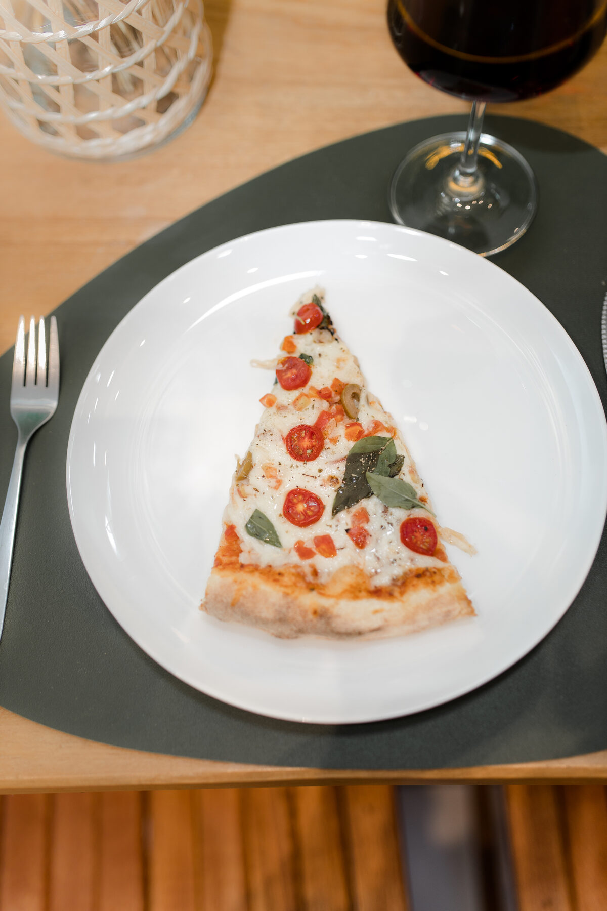 Fatia de pizza da Cia Casero servida no prato